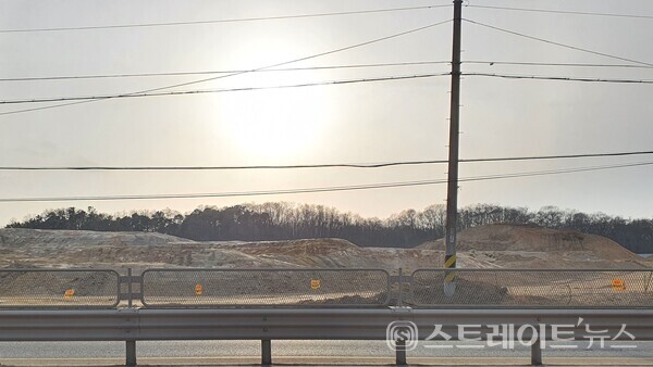 ◇'호반써밋 남청주'의 남서쪽에 위치한 현도지구 B3블럭. 국도 17호선 반대에 있는 블럭이다. 사진은 동→서 구도로 촬영했다. (사진=이준혁 기자)
