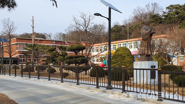 ◇'호반써밋 남청주'에 거주할 어린이들이 배정될 현도초교의 교사(敎舍). (사진=이준혁 기자)