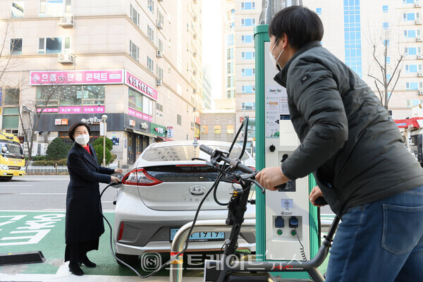 ▲전기자동차 급속충전기 시연중인 김수영 양천구청장 / 사진=양천구청