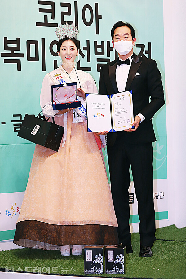 ▲‘코리아한복미인선발대전 2022‘ 진(眞) 수상자 최리아가 시상자로 나온 모델리스타 인터내셔널 김두천 대표와 기념 촬영을 함께 했다. / 양용은 기자 taeji1368@naver.com