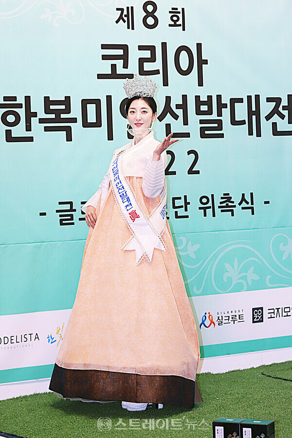 ▲‘코리아한복미인선발대전 2022‘ 진(眞) 수상자 최리아가 단독 포토타임을 가졌다. / 양용은 기자 taeji1368@naver.com