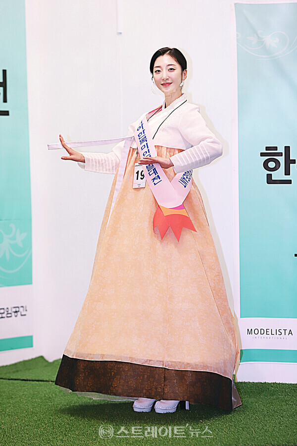 ▲‘코리아한복미인선발대전 2022‘ 참가번호 19번 최리아가 한복 포토포즈 심사에서 멋진 포즈를 취하고 있다. / 양용은 기자 taeji1368@naver.com