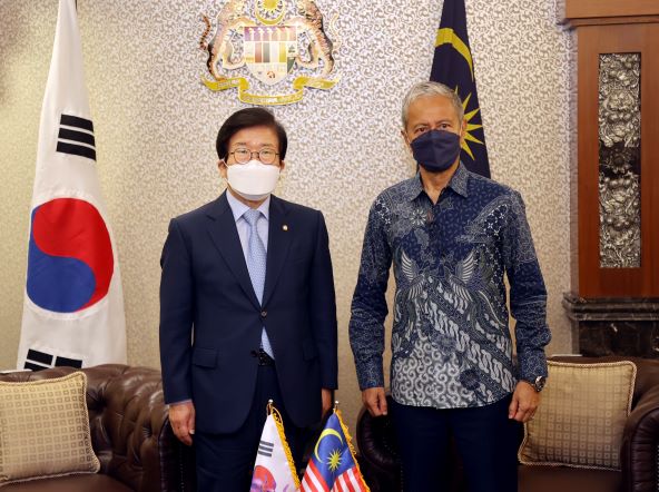 박병석 국회의장이 말레이시아 하원의장과 면담하고 있다.(사진=국회)