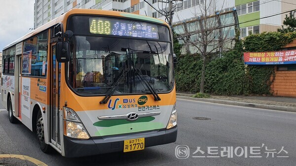 ◇'삼호 동원비스타' 북쪽 삼호로의 정류장에 정차하는 408번 시내버스. (사진=이준혁 기자)