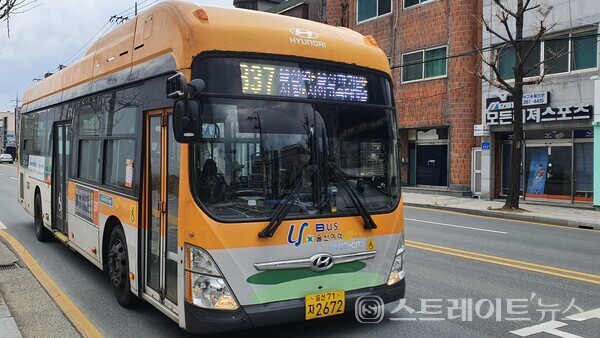 ◇'삼호 동원비스타' 북쪽 삼호로의 정류장에 정차하는 837번 시내버스. (사진=이준혁 기자)