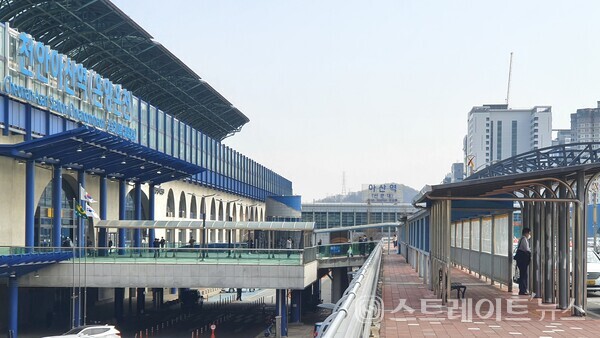 ◇고속철도(KTX·SRT)의 정차역인 천안아산역과 고속철도 외 일반철도(새마을·무궁화 등)와 수도권전철의 정차역인 아산역은 행정상 별도의 역이나 실제로는 연결통로 등으로 이어져, 하나의 철도 역사로 취급된다. (사진=이준혁 기자)