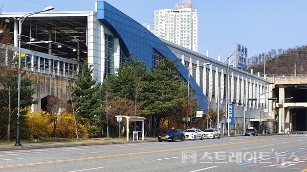 ◇'한화 포레나 천안아산역'의 북쪽 도로 건너편에 있는 역인 아산역. 천안아산역과 각종 공식 행정적으로는 다른 역이나 연결통로를 통해서 실내로 이어져있어 하나의 역과 다름이 없는 역이다. (사진=이준혁 기자)