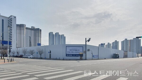 ◇천안아산역과 연결통로로 이어져 하나의 철도역사로 취급되는 아산역의 2번출구서 바라보는 '한화 포레나 천안아산역' 현장. 방위상 동북→서남 구도로 촬영했다. (사진=이준혁 기자)