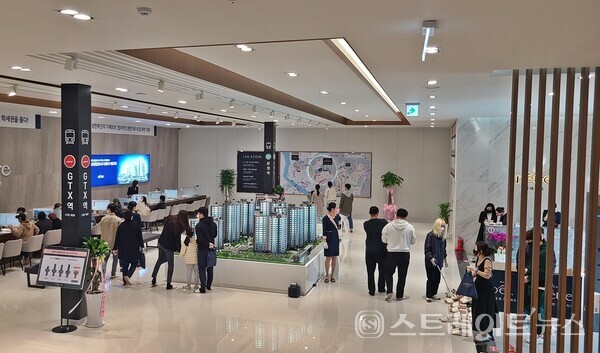 경기도 파주시 운정3지구 A38블록에서 분양 중인 '파주운정 대방 디에트르 에듀타운' 견본주택이 11일 특별공급을 앞두고 주말 내내 30~40세대 신혼부부 중심으로 사전예약 방문자가 온종일 붐볐다.