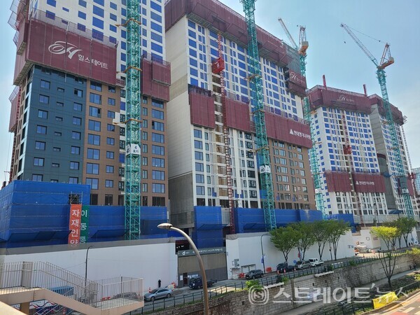 ​세운재정비촉진지구 3-1, 3-4·5 등 2곳에서 분양 중인 아파트 '힐스테이트 세운 센트럴'의 북쪽에서 SH가 재개발 중인 세운종로 4구역은 이 단지의 창경원과 북한산의 조망을 가로막을 전망이다. (스트레이트뉴스 DB)한호건설 시행사인 더센터시티가 세운재정비촉진지구 3-1, 3-4·5 등 2곳에서 분양 중인 아파트 '힐스테이트 세운 센트럴'는 거대한 콘크리트 덩어리로 청계천을 가로막고 있다. (스트레이트뉴스 DB)