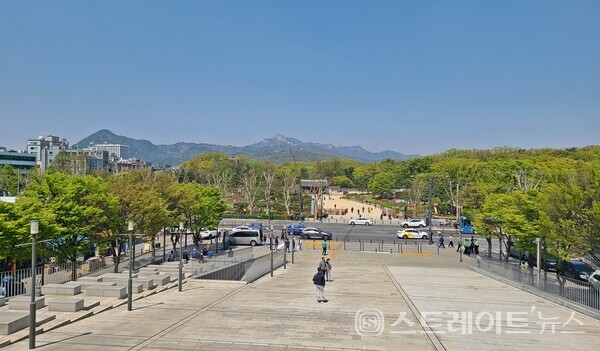 더센터시티가 세운재정비촉진지구 3구역에서 분양 중인 주거시설의 대부분은 삼각산과 종묘, 창경원, 남산 등 4대문 안에서 누릴 수 있는 소중한 자연유산을 조망할 수 없다.@스트레이트뉴스