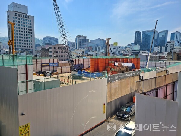 '힐스테이트 세운 센트럴' 2단지의 바로 뒷편 남쪽에는 이번에 공급 중인 같은 20층의 756실의 생활형숙박시설이 도사리고 있다. 1단지 뒷편은 3-2구역으로 이 구역은 40년 전통의 '을지면옥'을 비롯해 기존 노포 등 사업장이 20층 주거시설로 탈바꿈하기 위해 현재 철거가 한창이다.(스트레이트뉴스 DB)