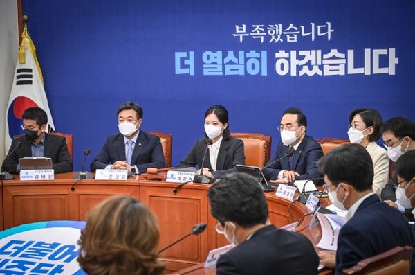 더불어 민주당은 18일 오전 국회 본청 당대표회의실에서  제18차 비상대책위원회의 개최를 개최하고 있다.(사진=더불어민주당)