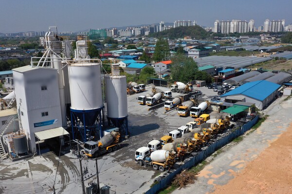 공사 중단(셧다운) 돌입으로 광주 광산구 한 레미콘업체 차고지에서 건설 장비들이 작업을 멈추고 대기 중이다. /사진=연합뉴스