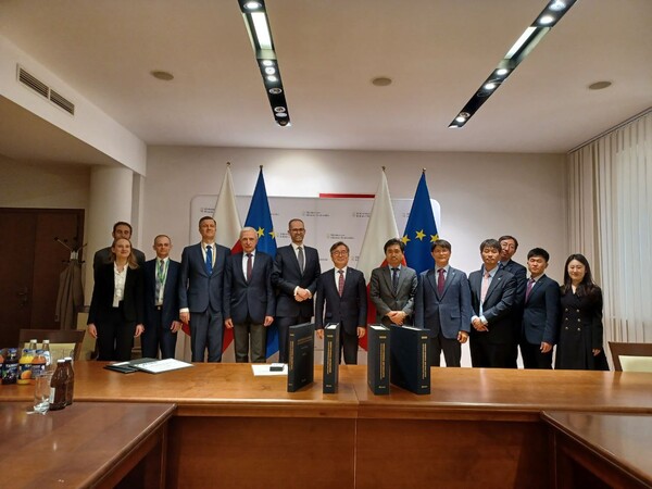 한수원이 현지시간으로 21일 폴란드 신규원전 건설사업의 정부 주무부처인 기후환경부를 방문해 사업제안서를 제출하고, 사업 수주를 위한 본격적인 활동에 돌입했다. 피오트르 나임스키 전략적에너지인프라 전권대표(왼쪽 앞줄 네 번째), 아담 기부르제 체트베르틴스키 기후환경부 차관(왼쪽 앞줄 다섯 번째), 남요식 한수원 성장사업본부장(가운데)