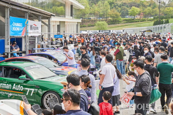 ▲‘2022 CJ대한통운 슈퍼레이스 챔피언십’ 개막 첫날, 피트워크 이벤트 시간에 구경중인 1만여 명의 관객들 / 사진=슈퍼레이스