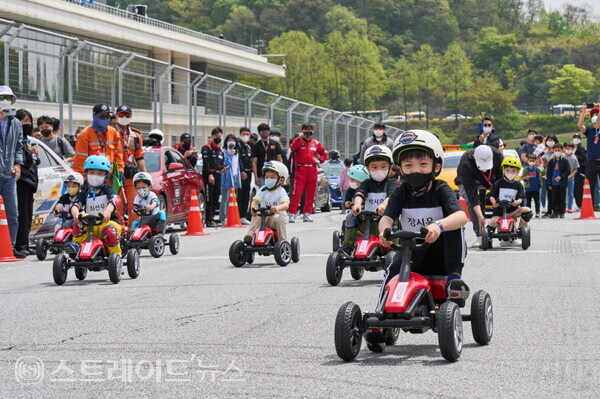 ▲‘2022 CJ대한통운 슈퍼레이스 챔피언십’ 개막 첫날 슈퍼 미니미레이스 이벤트 / 사진=슈퍼레이스