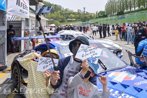 ▲‘2022 CJ대한통운 슈퍼레이스 챔피언십’ 개막 첫날 피트워크 이벤트 / 사진=슈퍼레이스