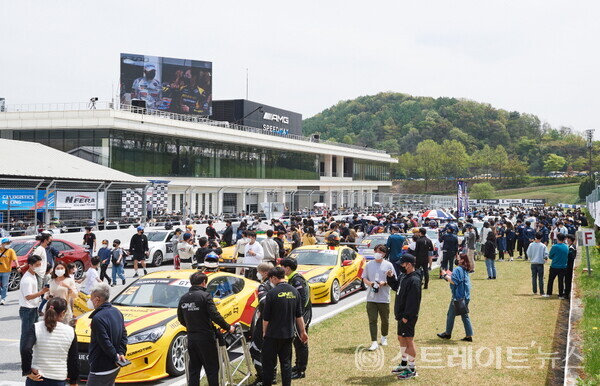 ▲‘2022 CJ대한통운 슈퍼레이스 챔피언십’ 개막 첫날 피트워크, 그리드워크 이벤트 / 사진=슈퍼레이스