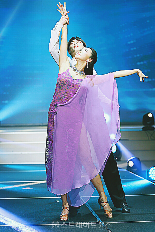 ▲2020 미즈 퀸 조윤미가 파소도브레 댄스 스포츠 축하공연을 선보이고 있다.(제8회 인터내셔널 슈퍼퀸 모델 콘테스트) / 양용은 기자 taeji1368@naver.com