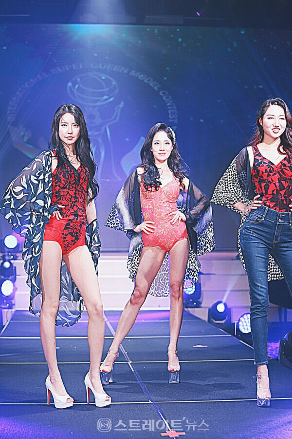 ▲드림리치 특별패션쇼에서 (왼쪽부터) 박헤일리-장미리-김수아가 멋진 탑포즈를 취하고 있다.(제8회 인터내셔널 슈퍼퀸 모델 콘테스트) / 양용은 기자 taeji1368@naver.com