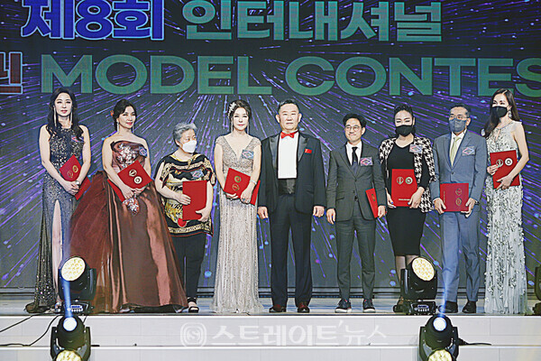 ▲대한민국을 빛낸 글로벌 기업인물대상 시상식 (왼쪽부터) 최인아-조미경-백지애-정미숙-김인배 회장-전용운-김린정-김진호-박정랑(제8회 인터내셔널 슈퍼퀸 모델 콘테스트) / 양용은 기자 taeji1368@naver.com