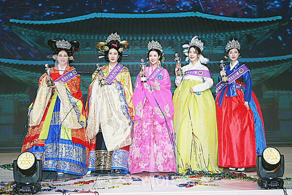 ▲‘제3회 월드 슈퍼퀸 슈퍼스타 한복모델대회’ (왼쪽부터) 시니어B 퀸 한언옥-시니어A 퀸 이윤희-미시즈 퀸 강진선-미즈 퀸 김수린-미스 퀸 최민주 / 양용은 기자 taeji1368@naver.com