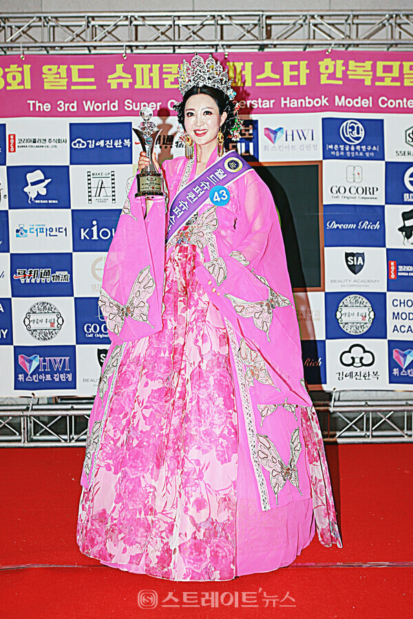▲‘제3회 월드 슈퍼퀸 슈퍼스타 한복모델대회’ 미시즈 부문 퀸 수상자 강진선이 단독 포토타임을 가졌다. / 양용은 기자 taeji1368@naver.com