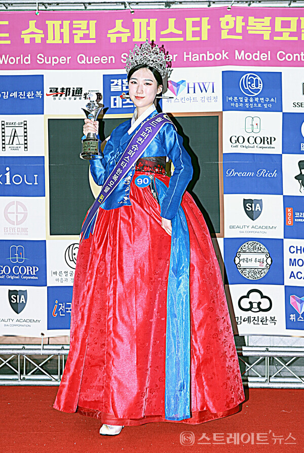 ▲‘제3회 월드 슈퍼퀸 슈퍼스타 한복모델대회’ 미스 부문 퀸 수상자 최민주가 단독 포토타임을 가졌다. / 양용은 기자 taeji1368@naver.com