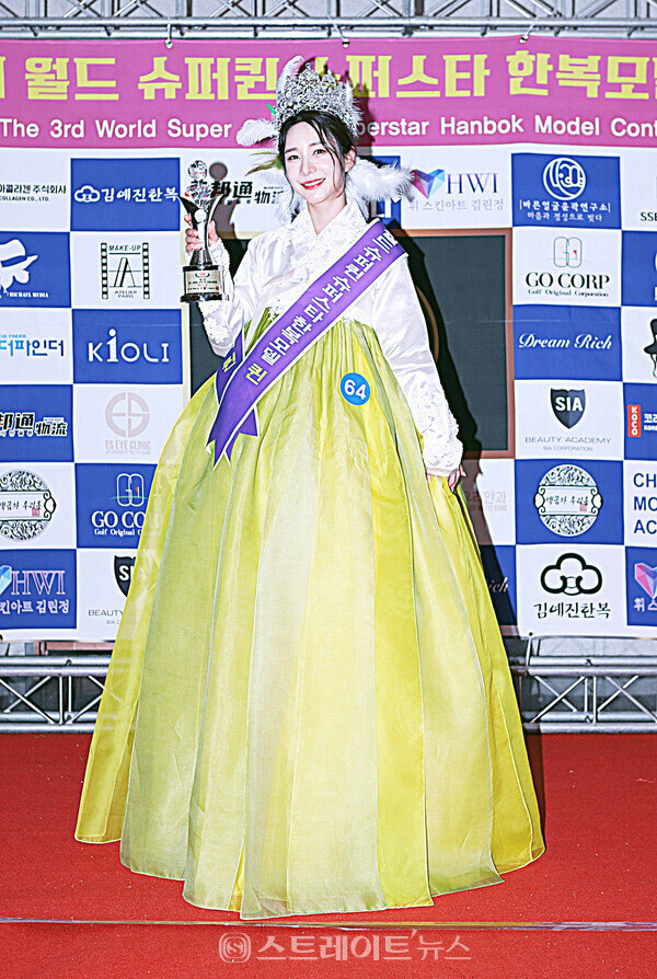 ▲‘제3회 월드 슈퍼퀸 슈퍼스타 한복모델대회’ 미즈 부문 퀸 수상자 김수린이 단독 포토타임을 가졌다. / 양용은 기자 taeji1368@naver.com