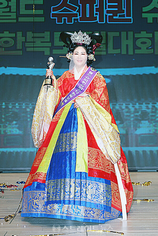 ▲‘제3회 월드 슈퍼퀸 슈퍼스타 한복모델대회’ 시니어B 부문 퀸 수상자 한언옥이 단독 포토타임을 가졌다. / 양용은 기자 taeji1368@naver.com