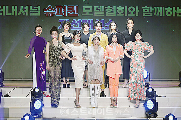 ▲(앞줄 왼쪽부터) 김환희-최인아-이재이-조미경-딜라보-정여경 등 노블레스 오블리주 자선패션쇼 참가자들(제3회 월드 슈퍼퀸 슈퍼스타 한복모델대회) / 양용은 기자 taeji1368@naver.com