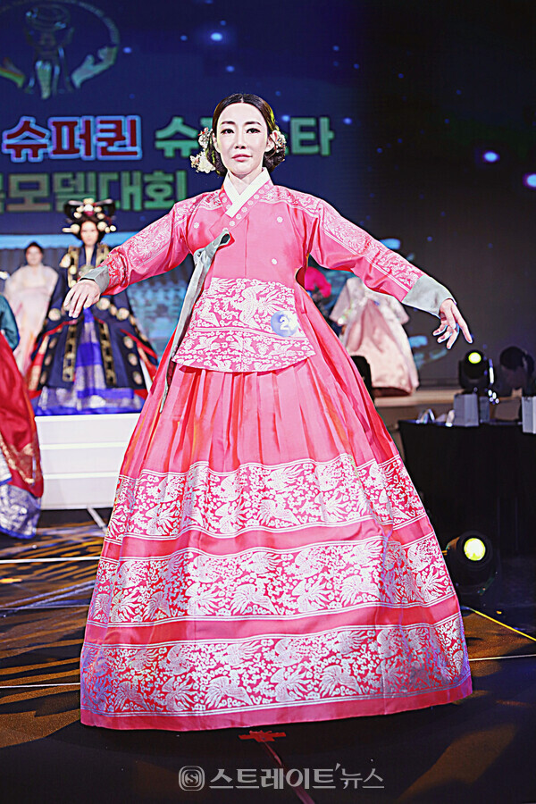 ▲본선 진출자 우동희이 멋진 탑포즈를 취하고 있다.(제3회 월드 슈퍼퀸 슈퍼스타 한복모델대회) / 양용은 기자 taeji1368@naver.com
