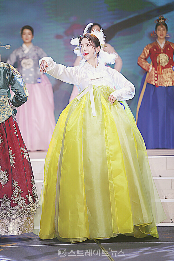 ▲본선 진출자 김수린이 멋진 포즈를 취하고 있다.(제3회 월드 슈퍼퀸 슈퍼스타 한복모델대회) / 양용은 기자 taeji1368@naver.com