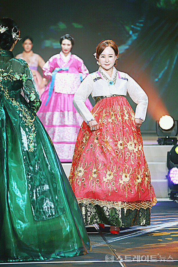 ▲2기 한복 퀸들의 오프닝 축하공연에서 시니어 모델 조은경이 피날레를 장식하고 있다.(제3회 월드 슈퍼퀸 슈퍼스타 한복모델대회) / 양용은 기자 taeji1368@naver.com