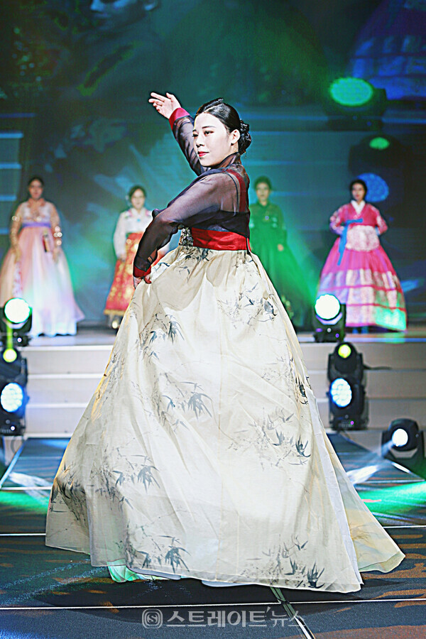 ▲2기 한복 퀸들의 오프닝 축하공연에서 모델 주희랑이 멋진 탑포즈를 취하고 있다.(제3회 월드 슈퍼퀸 슈퍼스타 한복모델대회) / 양용은 기자 taeji1368@naver.com