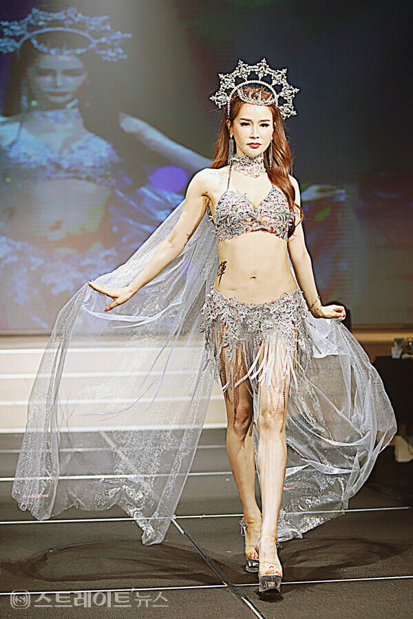 ▲휘스킨아트 뷰티갈라쇼에서 비키니 모델 이민아가 멋진 워킹을 선보이고 있다.(제3회 월드 슈퍼퀸 슈퍼스타 한복모델대회) / 양용은 기자 taeji1368@naver.com