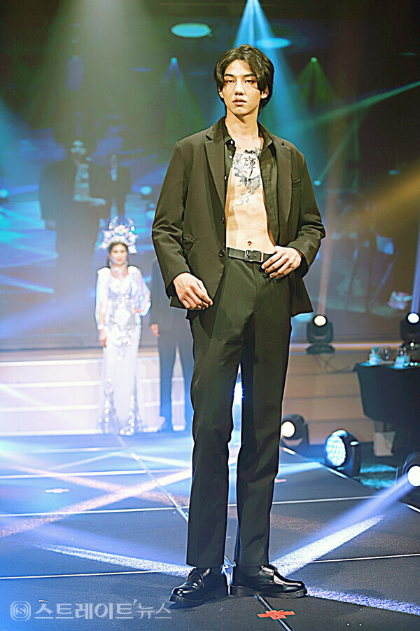 ▲휘스킨아트 뷰티갈라쇼에서 kac 한국예술원 연기모델학과 김현상이 멋진 탑포즈를 취하고 있다.(제3회 월드 슈퍼퀸 슈퍼스타 한복모델대회) / 양용은 기자 taeji1368@naver.com