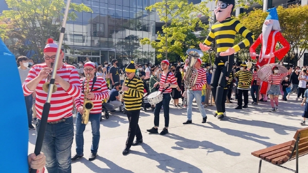 지난 5일 현대프리미엄아울렛 스페이스원(남양주)에서 열린 '월리 퍼레이드'. 현대백화점 제공