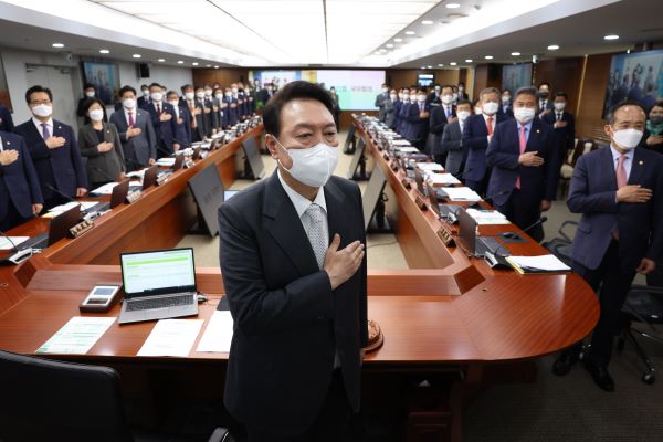 ▲윤석열 대통령과 국무위원들이 12일 오후 서울 용산 대통령실 청사에서 열린 첫 임시 국무회의에서 국기에 경례를 하고 있다.(사진=연합뉴스)