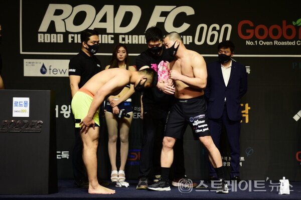 ▲지난 13일 진행된 굽네 ROAD FC 060 계체량 / 사진=ROAD FC