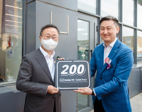 CU가 몽골 진출 약 4년 만에 200호점을 달성하며 해외 시장에서 빠른 속도로 점포 확장을 이어가고 있다. BGF리테일 이건준 대표(사진 왼쪽)와 센트럴 익스프레스 간볼드 친저릭 대표(사진 오른쪽)가 지난달 20일 진행된 몽골 CU 200호점(보양트오카점) 오픈식에서 기념촬영을 하고 있다. BGF리테일 제공