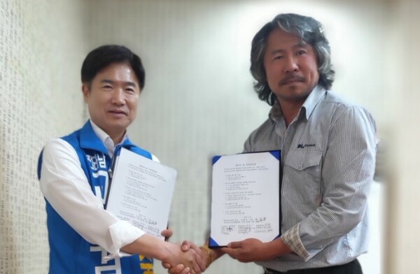 김대중 전남교육감 후보와 김광용 여수산단노동조합협의회 의장이 업무협약 후 기념촬영을 하고 있다. (사진=김대중 후보 선거사무소)