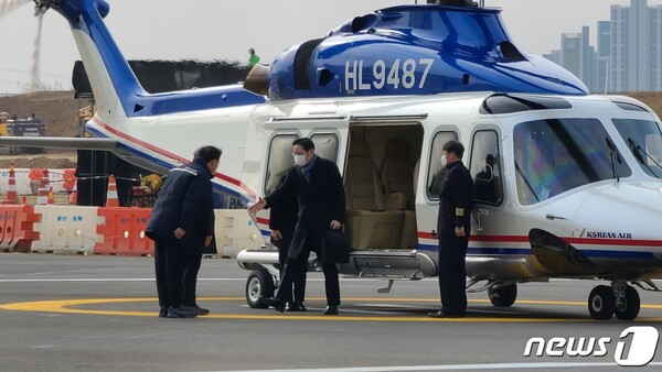 이재용 삼성전자 부회장이 지난해 1월 4일 반도체 중장기 전략을 점검하기 위해 경기도 평택사업장을 방문하고 있다. /사진=뉴스1