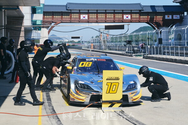 ▲예선 3위를 기록한 최명길이 주행중 피트스톱을 진행중이다. / 사진=슈퍼레이스