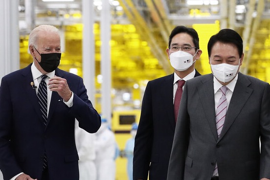 지난 20일 이재용 삼성전자 부회장이 경기 평택 반도체 공장에서 윤석열 대통령과 조 바이든 미국 대통령에게 생산시설을 안내하고 있다. /사진=뉴스1
