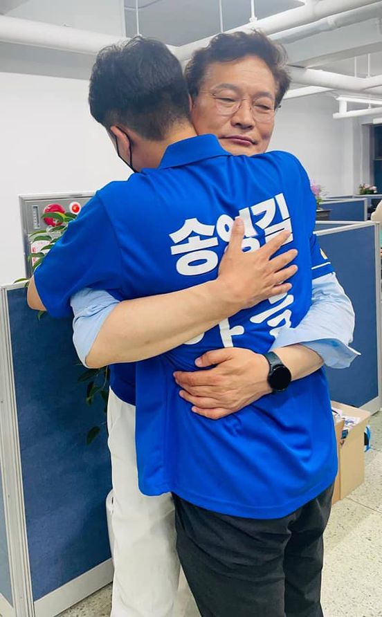 25일 로스쿨 시험공부 중인 아들이 시간을 내서 아빠 선거운동의 하루일정을 같이 하고 헤어지는 모습. 이후 아들은 신촌 자취방으로 송영길 후보는 송파 자택으로 향했다. (사진= 송영길 후보 SNS)