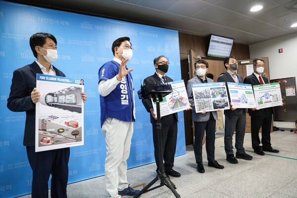 송영길 더불어민주당 서울시장 후보는 26일 국회소통관에서 기자회견을 열고 ‘서울 대개조 3대 프로젝트’를 발표를 통해, 서울을 뉴욕, 런던, 파리와 경쟁하는 국제도시로 도약시키겠다고 천명했다.