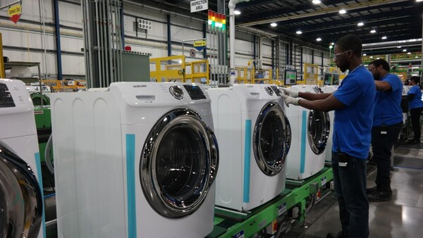 미국 사우스캐롤라이나주 뉴베리카운티에 있는 삼성전자 가전공장에서 직원들이 세탁기를 조립하고 있다. /사진=삼성전자