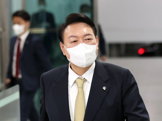 윤석열 대통령이 8일 오전 용산 대통령실 청사로 출근하고 있다. /사진=뉴스1